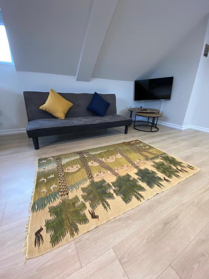 Lovely Spacious Loft Close To Train Station 沃辛 外观 照片
